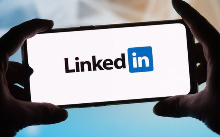 You are currently viewing LinkedIn Unveils New AI Tools for Job Seekers and Businesses