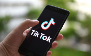 Read more about the article TikTok Launches AI Video Platform for Advertisers Worldwide