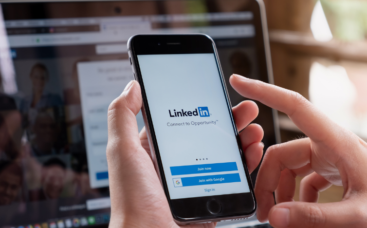 Read more about the article LinkedIn Accused of Using Private Messages for AI Training